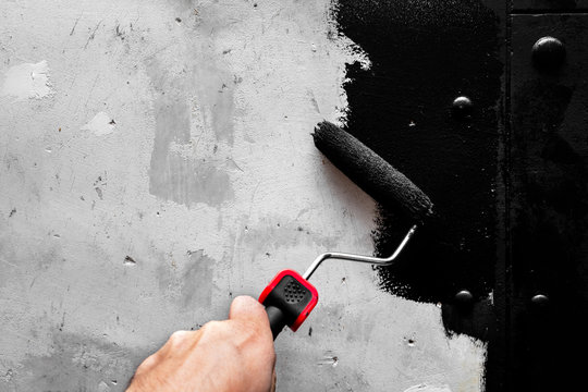 Rohe Wand wird im Industrie Look oder industrial look neu gestaltet, schwarzer Farbanstrich als Grundierung