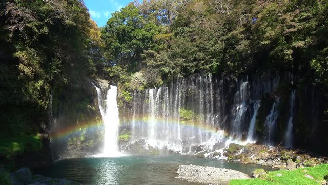 静岡県、白糸の滝の紅葉と虹