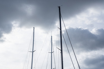Obraz premium Sail mast in front of a cloudy background