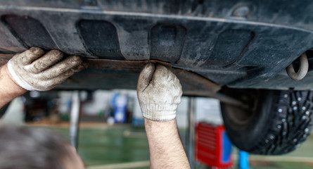 Changing the oil in the car box in the workshop