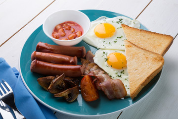 Full english breakfast: fried eggs, bacon and beans