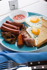 Full english breakfast: fried eggs, bacon and beans