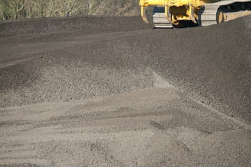 Bearbeitung einer temporären Asphalthalde auf Autobahnbaustelle