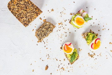 chleb z ziaren © joanna_pe