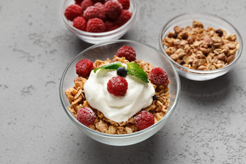 Granola, yougurt and raspberries in bowls