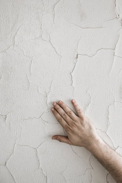 Une main tendue sur un mur