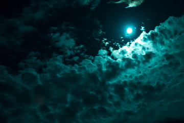 Fototapeta na wymiar Lune sous les nuages