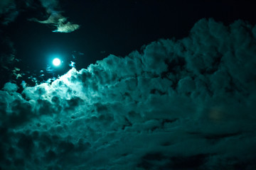 Fototapeta na wymiar Lune sous les nuages