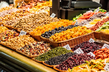 Etalage de fruits secs au marché la Boqueria de Barcelone