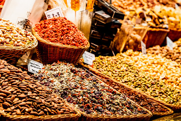 Etalage de fruits secs au marché la Boqueria de Barcelone