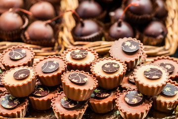Etalage de chocolats différents au marché La Boqueria, Barcelone