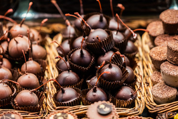 Cerises au chocolat noir, confiserie du marché La Boqueria de Barcelone