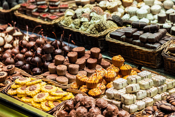 Etalage de chocolats différents au marché La Boqueria, Barcelone