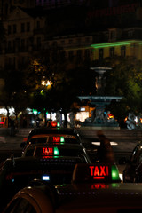 Taxis libres en la calle por la noche