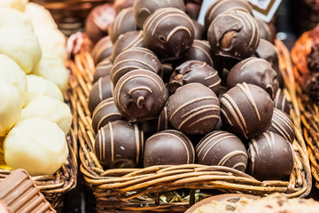Etalage de chocolats différents au marché La Boqueria, Barcelone