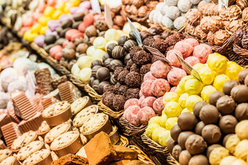 Etalage de chocolats différents au marché La Boqueria, Barcelone