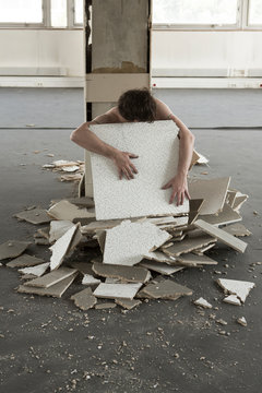 D&eacute;sesp&eacute;r&eacute; sous les ruines