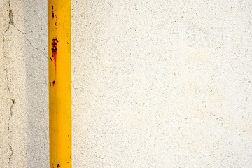 Palo giallo su muro bianco