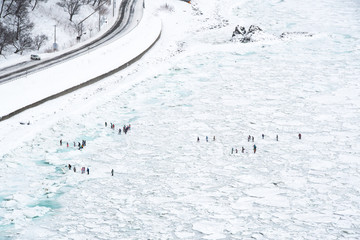 冬の知床　流氷ウォーク　オホーツク海の流氷の上を歩くアクティビティ（北海道・斜里町・ウトロ） © tatsuo115