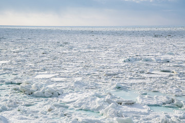 Obraz na płótnie Canvas 冬の知床　オホーツク海の流氷（木なし）　（北海道・斜里町・ウトロ）