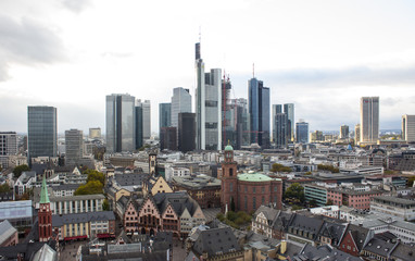Obraz premium View from the survey platform of a skyscraper to Frankfurt in which modern and historical buildings are combined