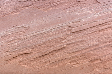 Roter Sandstein mit schräg laufender, diagonaler Struktur in Nahaufnahme