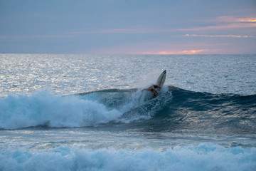 Naklejka premium surfer turn