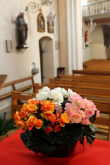 Bouquet de fleurs sur l'autel. Eglise Saint-André. Dommancy. / Bouquet of flowers on the altar. St. Andrew's Church. Domancy.