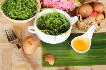 Making fried acacia pennata omelette is delicious