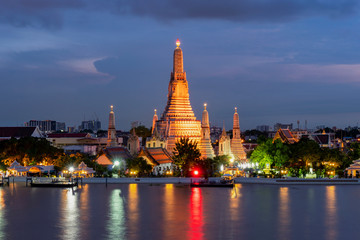 Fototapeta premium Świątynia Wat Arun o zmierzchu w Bangkoku w Tajlandii.