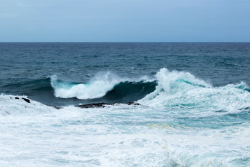 Naklejka premium ocean waves breaking
