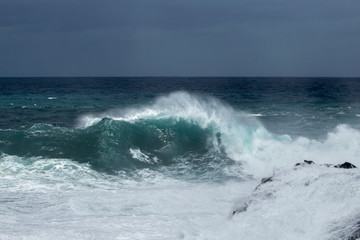 Naklejka na ściany i meble ocean waves breaking