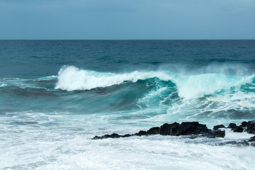 ocean waves breaking