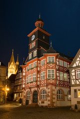 Fototapeta na wymiar Das alte Rathaus in Heppenheim an der Bergstraße in Hessen, Deutschland, zur blauen Stunde