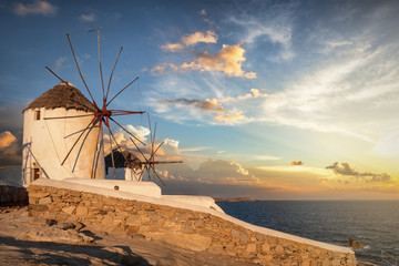 Die Windmühlen von Mykonos bei Sonnenaufgang, ohne Menschen, Griechenland 