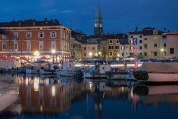 Fototapeta premium Hafen von Izola/Slowenien bei Nacht