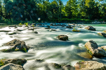 Naturbelassene Isar bei München Unterföhring in Langzeitbelichtung aufgenommen