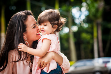 mãe e filha ao ar livre no parque