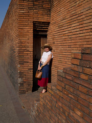 Femme Thaïlandaise devant le mur d'enceinte de Chiang Maî