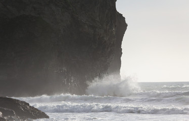 Fototapeta na wymiar surge and rocks - II - Trebarwith - Cornwall - UK
