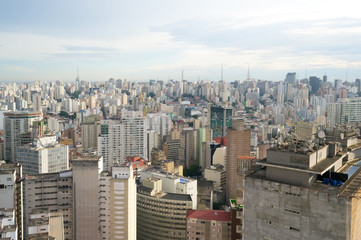 Obraz premium Widok z lotu ptaka na Sao Paulo w Brazylii, centrum miasta widziane ze szczytu jednego z najwyższych budynków tego miasta