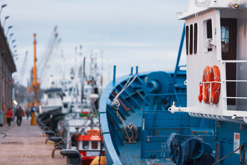 Barcos atracados en puerto pesquero