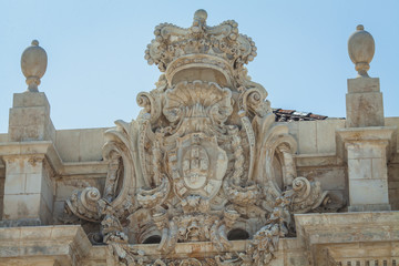 Obraz premium bas-relief of a coat of arms with a crown