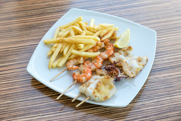 Fish skewers with fries