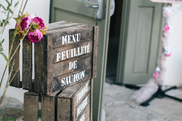 Menu festif dans le style vintage sur cagette de bois