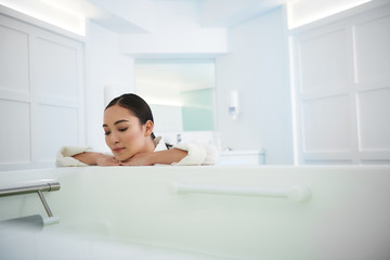 Beautiful asian lady lean on bath in beauty salon