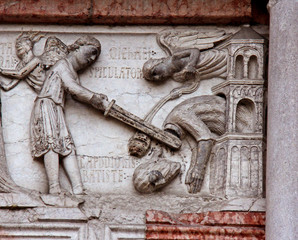 decapitazione di Giovanni il Battista; bassorilievo sull'architrave del portale nord del Battistero...