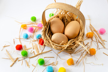 Fototapeta na wymiar Easter eggs in the basket of wooden boards. selective focus.