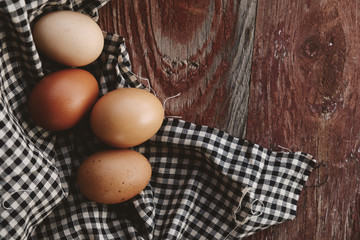 Brown chicken eggs for food on wood background.