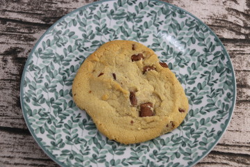 Cookie aux pépites de chocolat sur une assiette